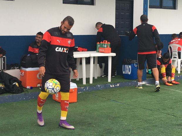 Vitória treina no Estádio Renato Silveira